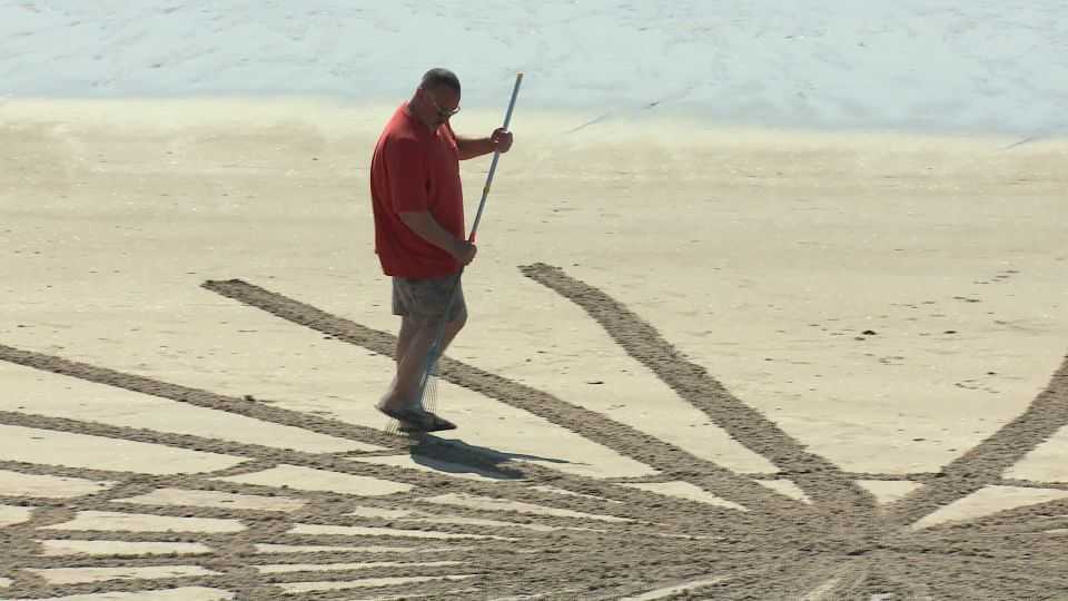 Sand artist turning heads at beach with fleeting masterpieces