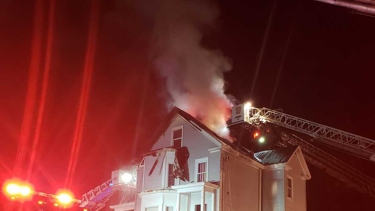 10 people escape fire that destroyed home in Sanford