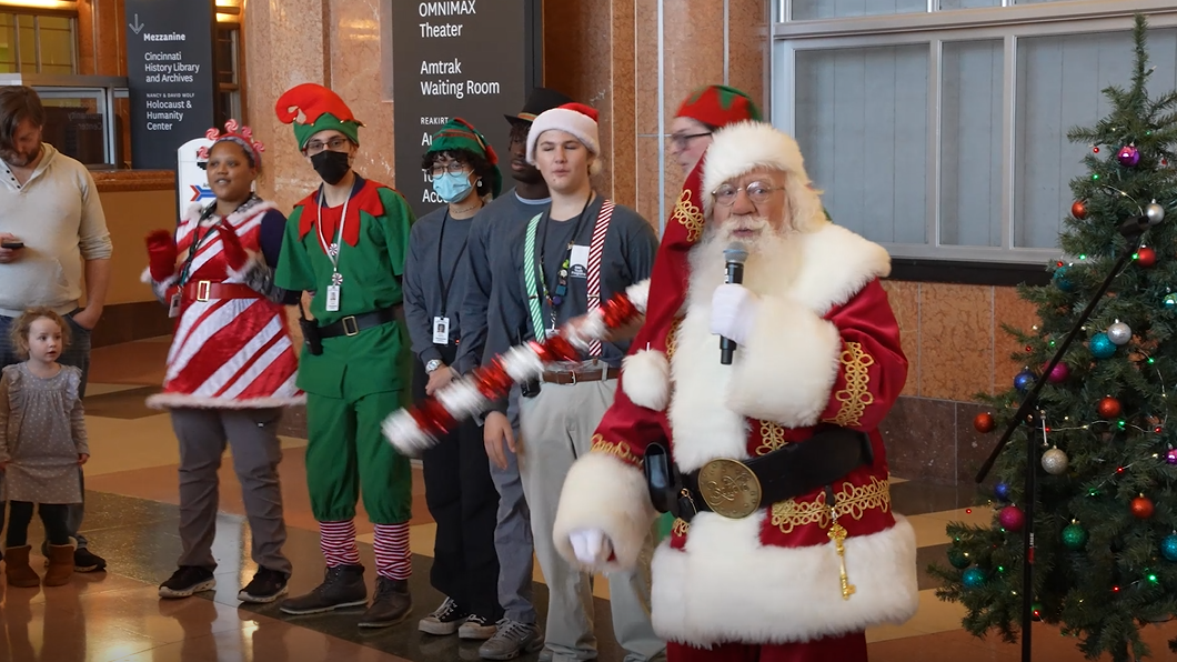 Santa Claus arrives in Cincinnati for holiday season