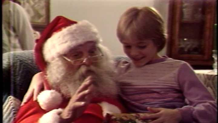 Iowa couple dresses up as Santa and Mrs. Claus in 1985, bringing joy children around town