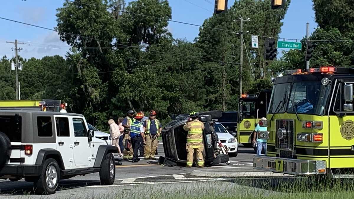 Officials 1 person entrapped after rollover crash in Savannah