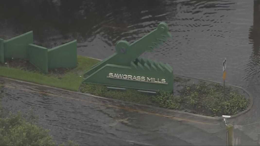 JUST IN: Sawgrass Mills Mall closed due to flooding; cars submerged in lot