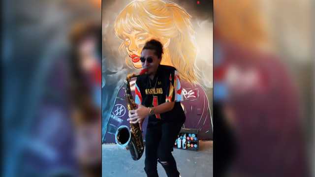 Saxl Rose welcomes Taylor Swift to Baltimore with sax solo - Vimarsana News