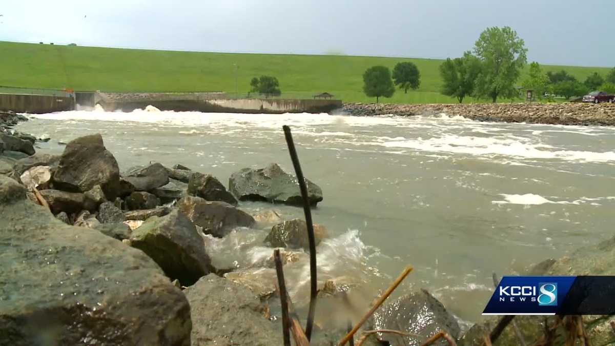 Crews keep an eye downstream as Saylorville Lake rises near record levels