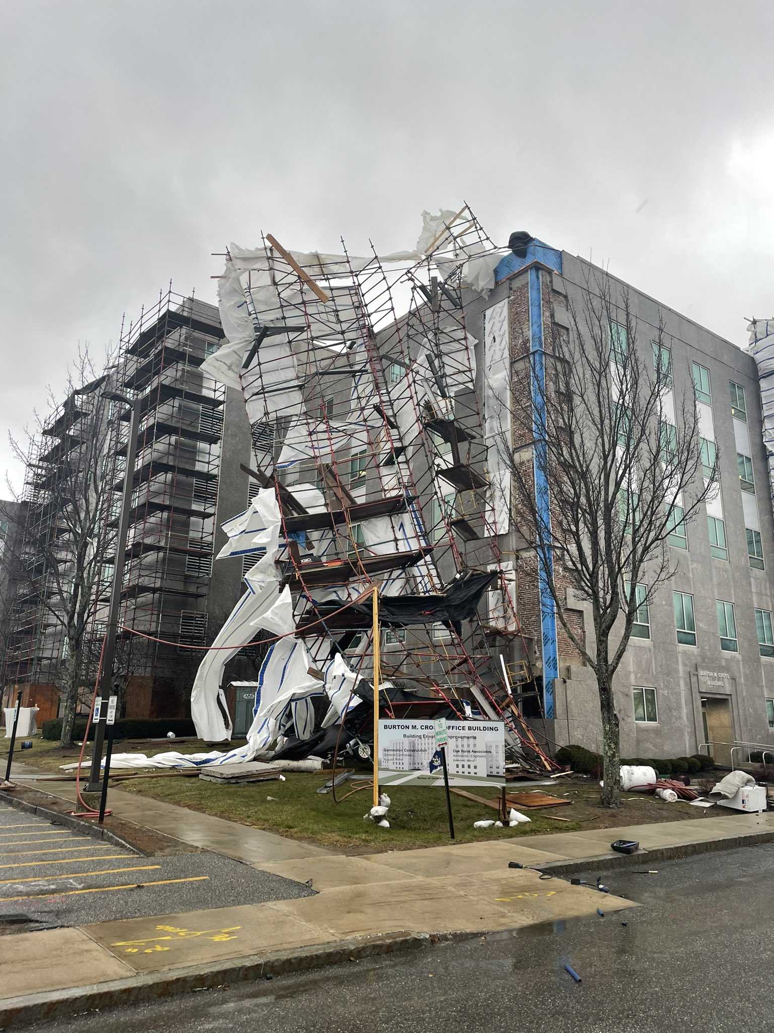 Winds cause scaffolding to collapse at Augusta Cross Office building