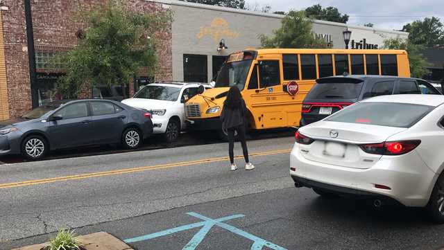 South Carolina: School bus sideswipes parked cars downtown - Vimarsana News