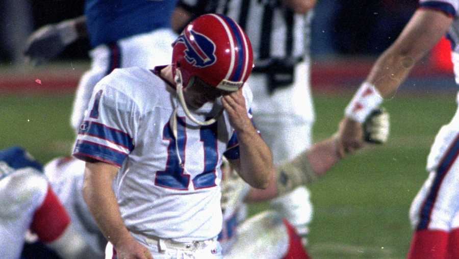 Buffalo Bills kicker Scott Norwood, center, misses the field goal on the last play of the game, clinching the victory for the New York Giants in Super Bowl XXV in Tampa Sunday, January 27, 1991. The Giants won 20-19.
