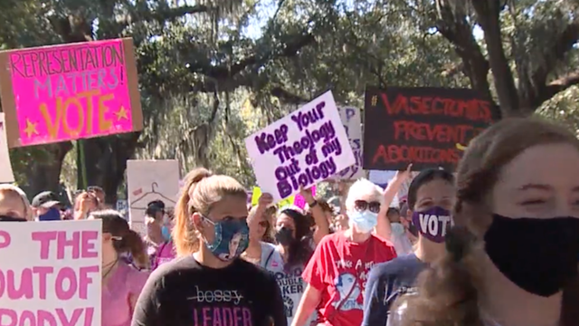 Hundreds participate in Savannah Women's March for reproductive freedom - Vimarsana News