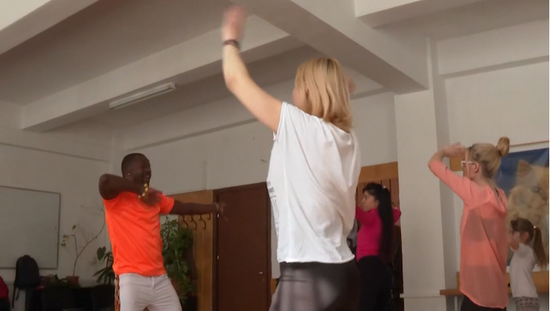 Refugiații ucraineni din România primesc ajutor pentru a gestiona trauma războiului prin terapie prin dans