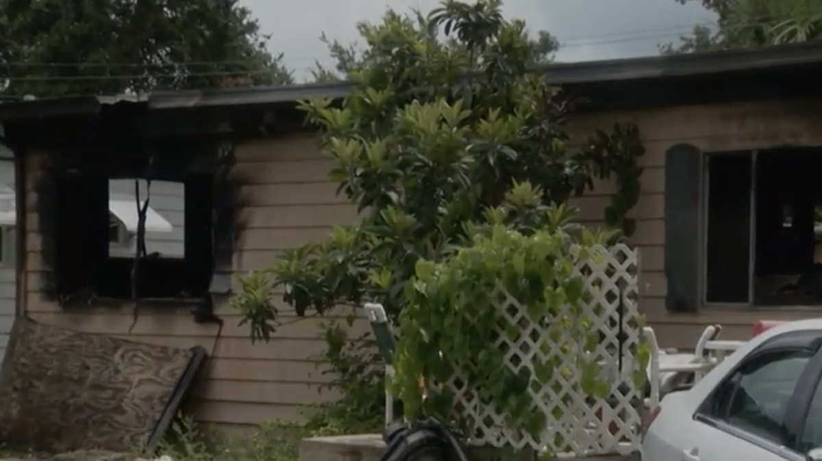 Good Samaritan rushes into burning home to alert the family inside