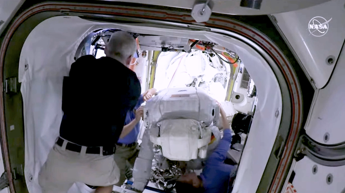 Revisión de la NASA en curso después de la fuga de agua del casco del astronauta