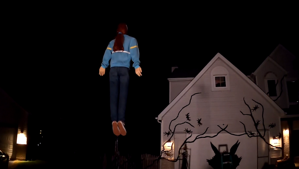 Video: Family\'s floating \'Stranger Things\' Halloween decoration ...