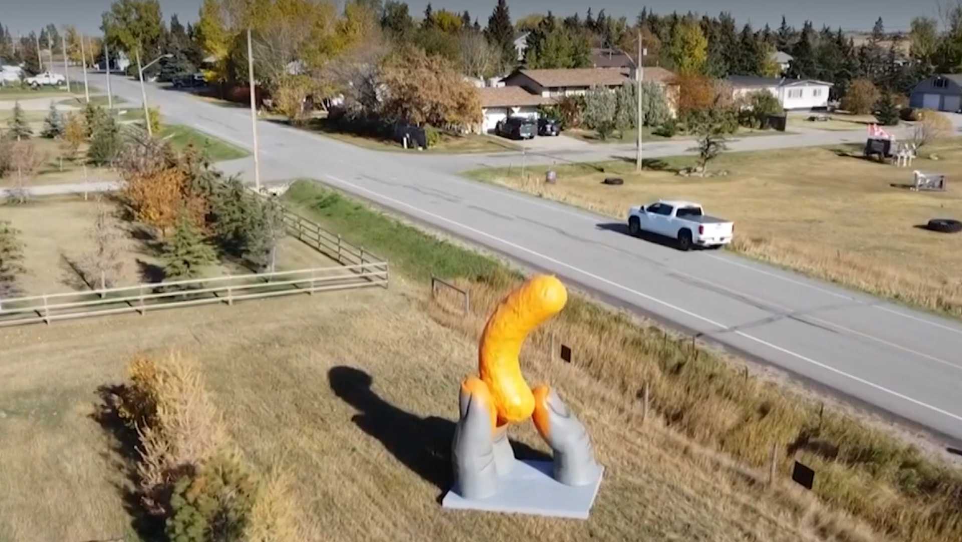 Video: Giant roadside Cheetos sculpture attracts tourists - Vimarsana News