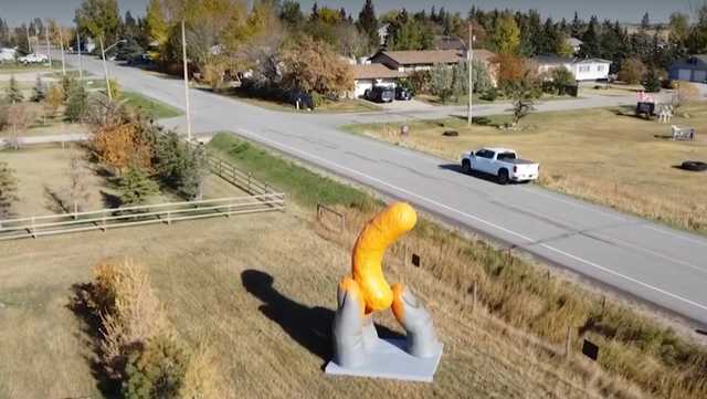 Video: Giant roadside Cheetos sculpture attracts tourists - Vimarsana News