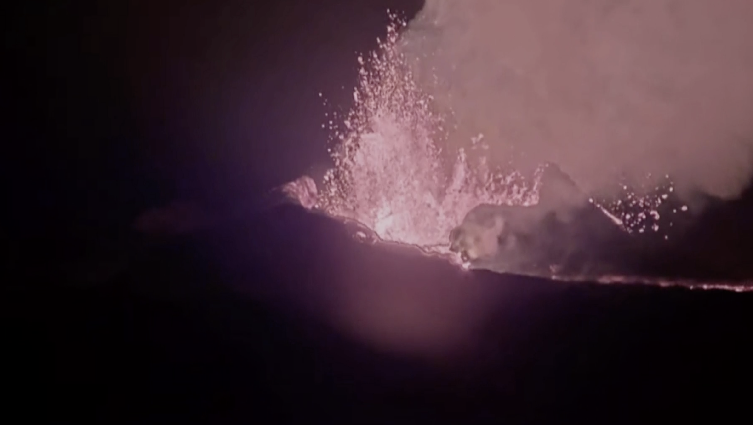 Live video shows Hawaii's Mauna Loa volcano erupting