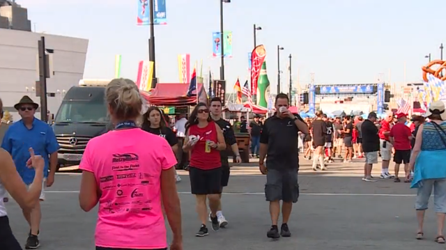 UC Bearcats, Miami RedHawks fans celebrate during Oktoberfest weekend in Cincinnati - Vimarsana News