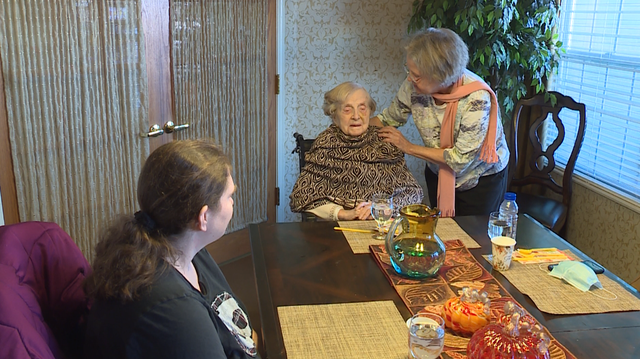 'I'm very thankful': Families spend Thanksgiving together at senior living center - Vimarsana News