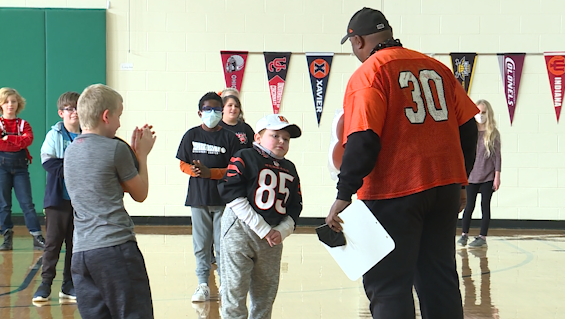 Ickey Woods surprises 4th grader battling infantile scoliosis - Vimarsana News