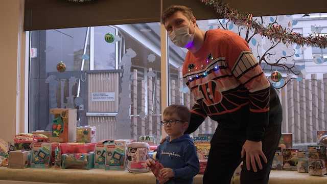 Bengals' Drew Sample hands out hundreds of toys to patients at Children's Hospital - Vimarsana News
