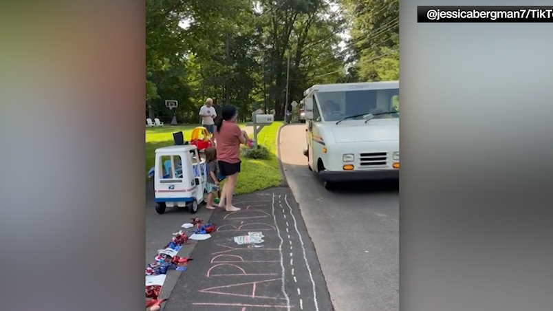 TRENDING: Neighbors surprise mailman on last day, toddler helps