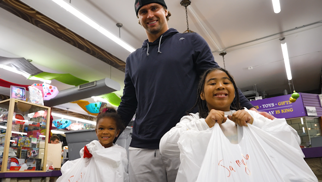 Bengals Sam Hubbard takes kids from the Boys and Girls Club on a shopping spree - Vimarsana News