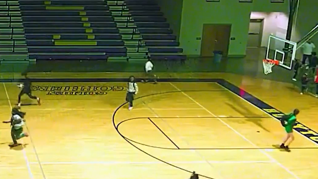 El video muestra a personas corriendo para cubrirse después de los disparos después del partido de baloncesto de una escuela secundaria de Alabama