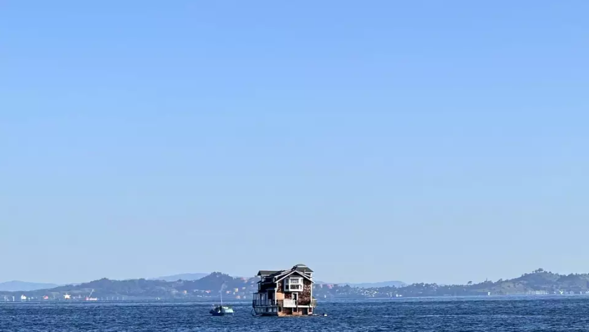 Entire home spotted floating across San Francisco Bay - Vimarsana News