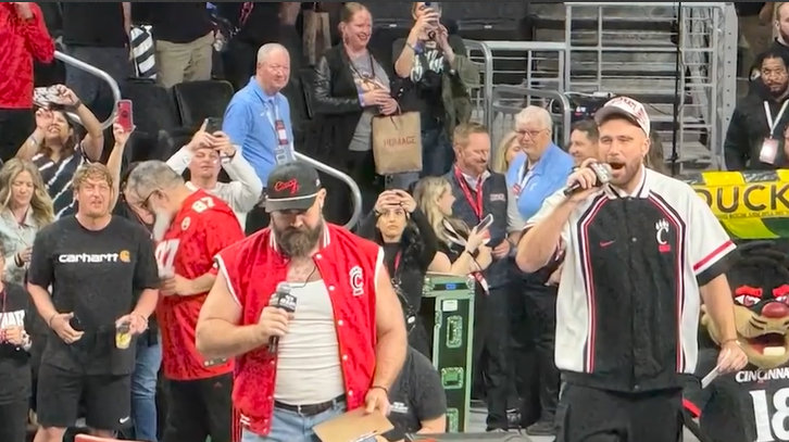 Travis Kelce gives nod to Taylor Swift during 'New Heights' live show - Vimarsana News