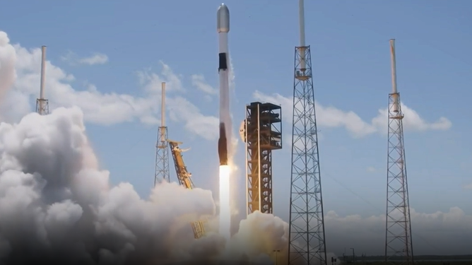SpaceX стартира мисия Starlink от Кейп Канаверал