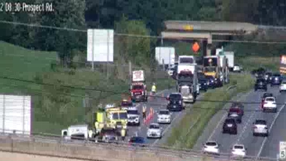 Ersthelfer reagierten auf einen Unfall mit mehreren Fahrzeugen auf der Route 30 im Lancaster County, Pennsylvania.