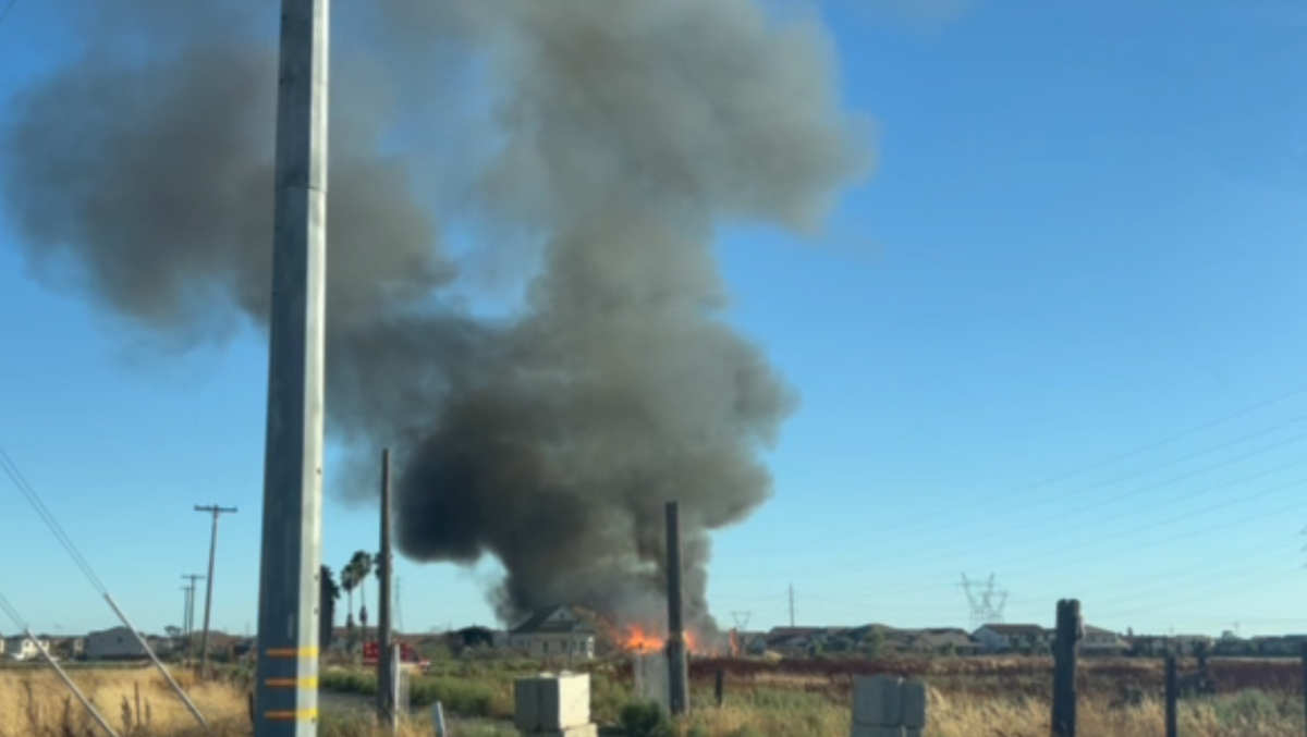 Grass fire threatens multiple structures in south Sacramento