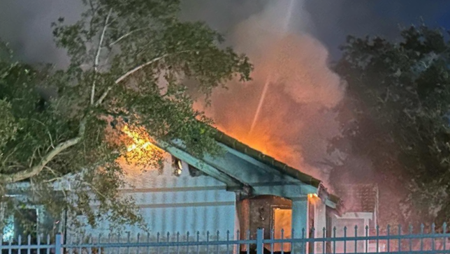Firefighters battle massive apartment fire in Orlando apartment