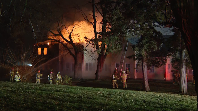 Omaha fire crews respond to apparent apartment explosion