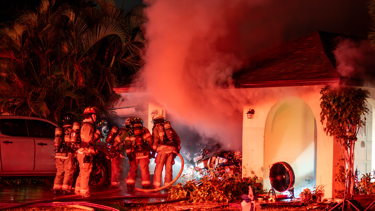 Firefighters extinguish Fort Myers house fire early Christmas morning