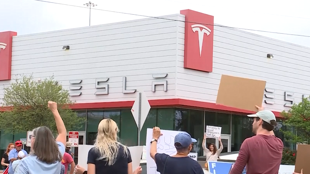 Protesters, counter protesters gather outside Tesla dealership in Ohio