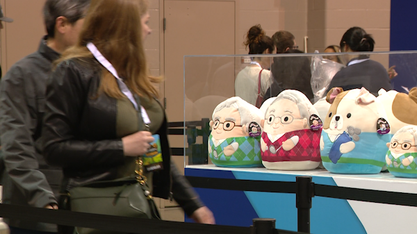 Warren Buffett Fans Flock to CHI Health Center: A Glimpse into the 'Oracle of Omaha' Phenomenon