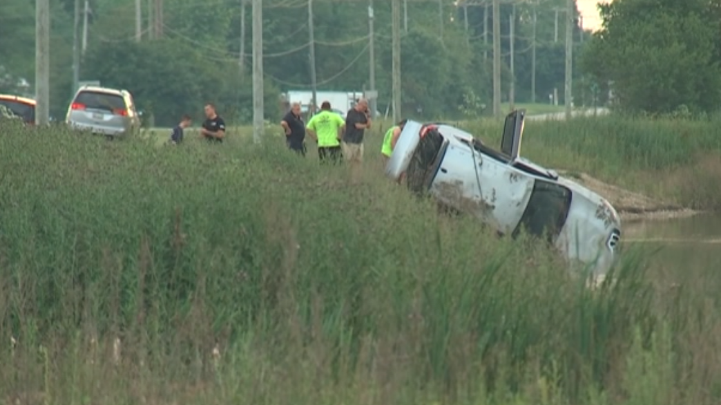 Woman, child dead after car crashes into retention pond in Ohio
