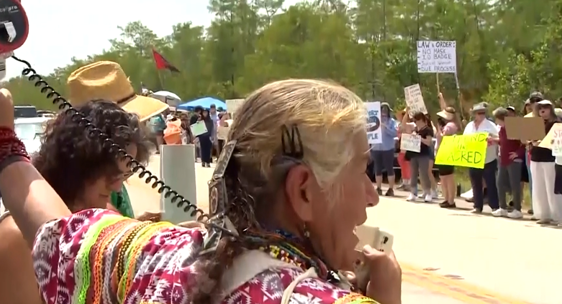 Protesters line highway in Florida - Screenshot 2025 06 28 210434 686091dc52626 
