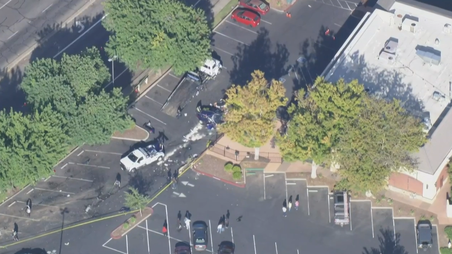 1 dead, 2 injured after vehicle crashes into tree in La Riviera