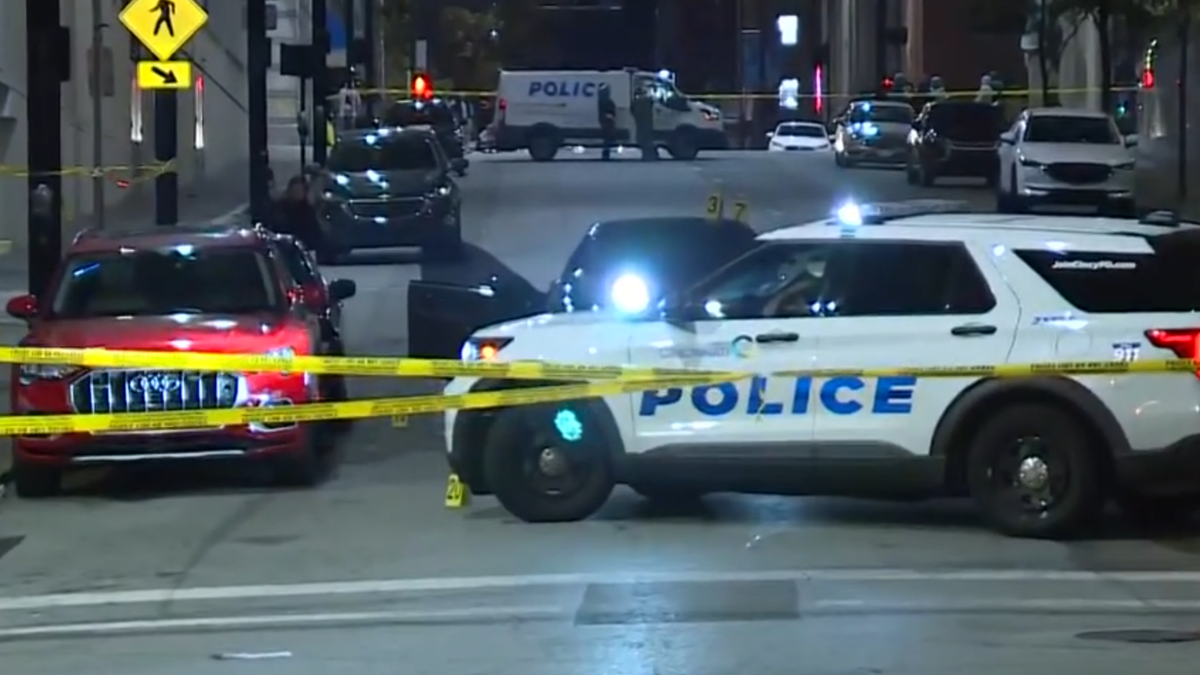 Man dies after gunman opens fire on car downtown Cincinnati - WLWT
