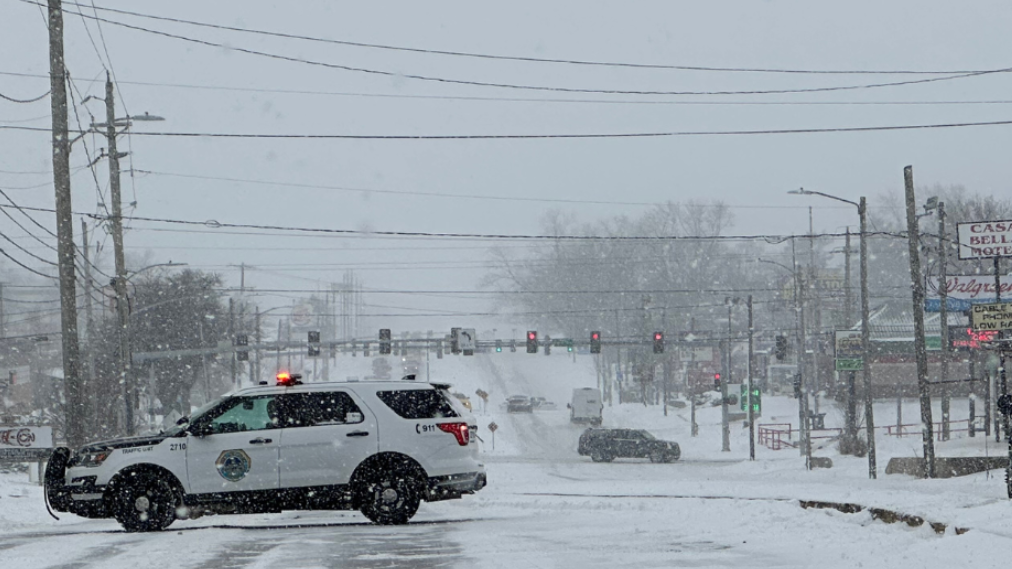 Downed power lines close portion of University Avenue in Des Moines