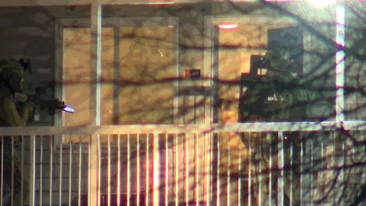 EXCLUSIVE VIDEO: U.S. Marshals, police breach hotel room in Hoover during arrest of wanted suspect