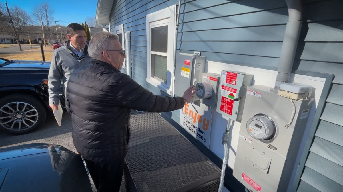 After bankruptcy, solar panel customers say they’re left in the dark