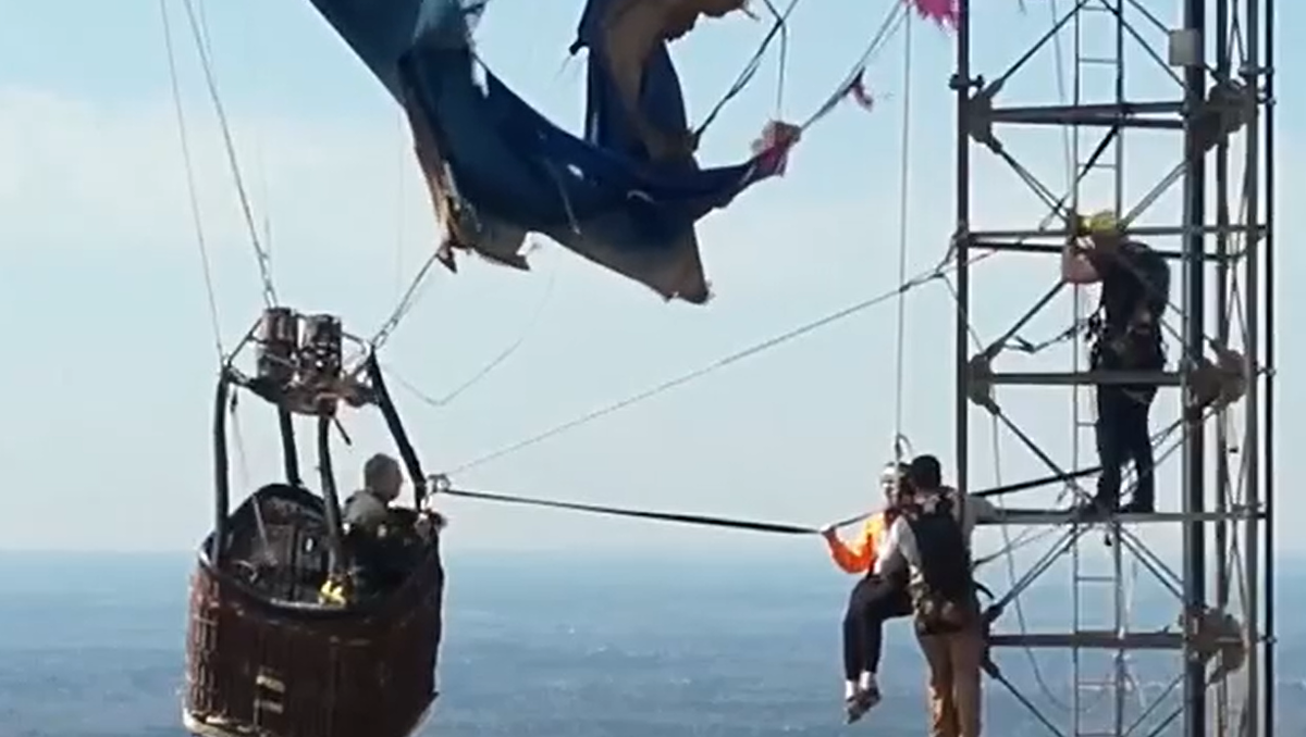 Rescue in Texas after hot air balloon caught in tall tower