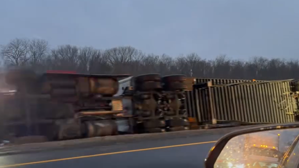 Tractor-trailer overturns on I-81 in Franklin County, Pa.