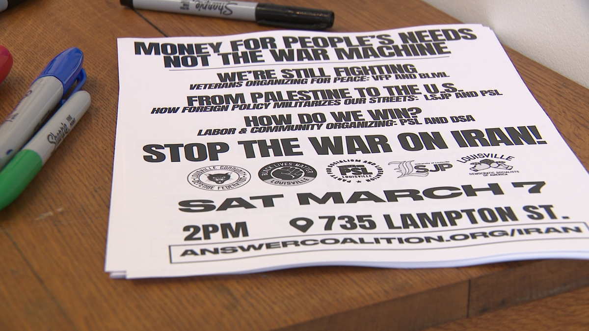 ईरान में चल रहे संघर्ष के खिलाफ बोलने के लिए प्रदर्शनकारी लुइसविले में एकत्र हुए