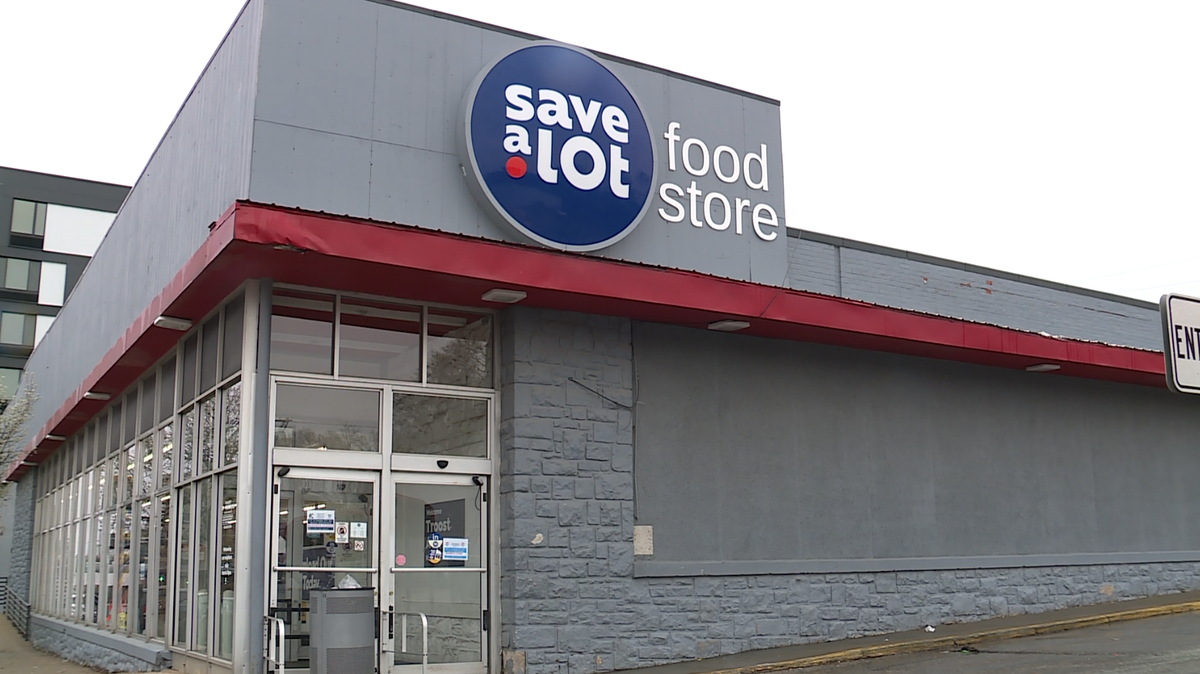 City health inspectors temporarily shut down Save A Lot store citing health code violations