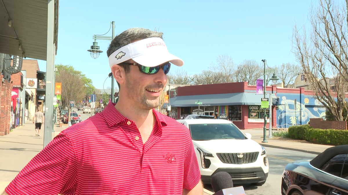 Razorback fans celebrate after Arkansas’ Sweet 16-clinching win
