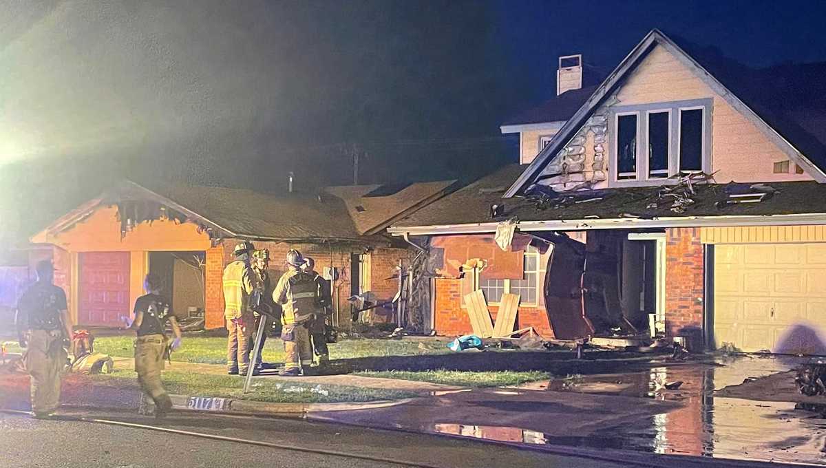 Oklahoma City families displaced after houses catch fire