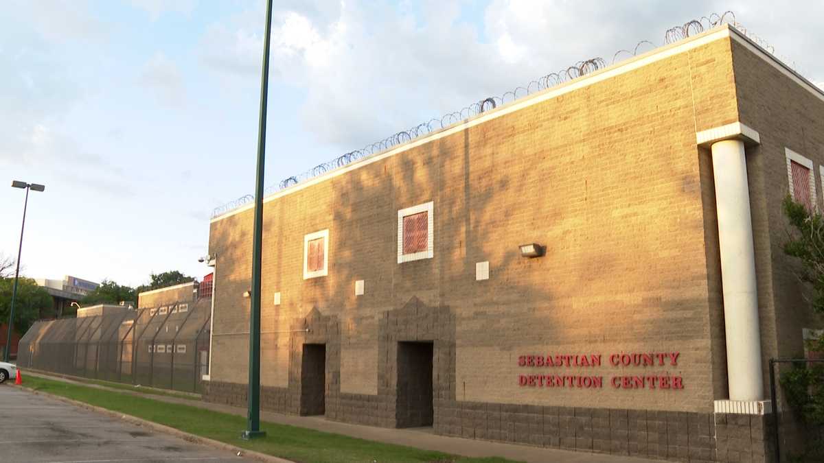 Man on ICE hold dies in Sebastian County jail